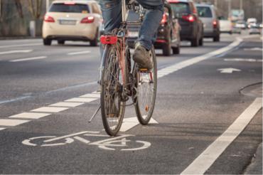 Das Bild zeigt ein Fahrrad auf einem Fahrradstreifen