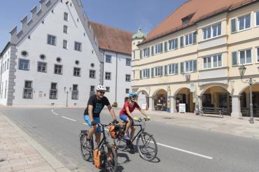 Das Bild zeigt zwei Radfahrende in der Donauwörther Reichsstraße
