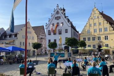 Das Bild zeigt Musik am Marktplatz in Wemding