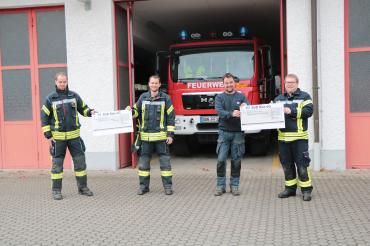 Auf dem Foto der Spendenübergabe v.l.n.r.: Simon Ganzenmüller (1. Kommandant), Stefan Thum (Organisator Christbaumsammelaktion), Jörg Wörle (Initiator „Fluthilfe Nordschwaben“) und Timo Thum (1. Vorstand).