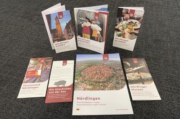 Das Bild zeigt Nördlingens touristische Broschüren