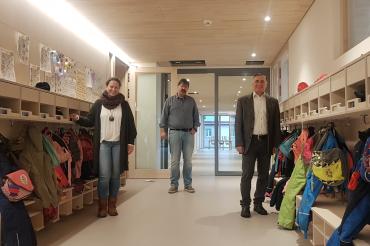 Über den neuen Kindergarten freuen sich die Leiterin Susanne Utjesinovic, Stadtbaumeister Richard Meyer und Bürgermeister Günther Pfefferer. (v.l.n.r.)