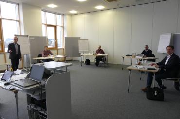 Das Bild zeigt Prof. Dr. Eberhard Roos (Hochschule Augsburg) mit Teilnehmern des Seminars „Technologie- und Innovationsmanagement“