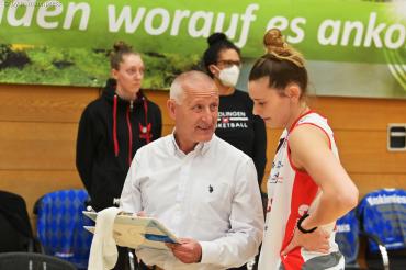 Das Bild zeigt den Ersatzcoach Imreh Szittya mit Mannschaftskapitänin Sami Hill