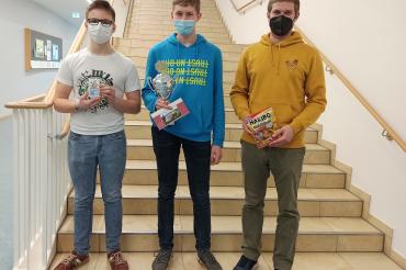 Das Bild zeigt von links nach rechts zu sehen:  David Wagner, Johannes Kerle (beide Q11) sowie Martin Laggerbauer (Mathematiklehrer)