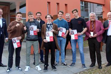 Das Bild zeigt die Gewinner vom Gymnasium Donauwörth bei der Siegerehrung von Planspiel Börse. Von links Sparkassendirektor Michael Scholz, Georgi Scharf und Marc Watzl vom Team „warumMarcnichtEuro“, Oberstudienrat Stefan Weixelbaum (betreuender Fachlehrer), vom Team „Oskarunddieanderen“ Ruben Balasko, Oskar Moser und Hugo Loeprecht, dahinter Studiendirektor Christian Spatz, Oberstudiendirektor Karl Auinger und Wolfgang Hirsch, Leiter der Wertpapierabteilung der Sparkasse Donauwörth.