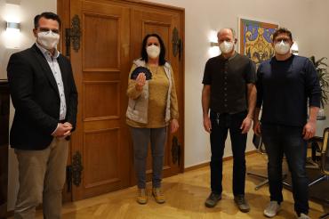 Das Bild zeigt v.l.n.r.: Oberbürgermeister Jürgen Sorré, Andrea Strobel von der Donauwörther Tafel, Inhaber Wolfgang Schlegl, Inhaber Maximilian Schlegl.