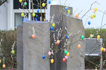 Das Bild zeigt einen Osterbrunnen vor der Donau-Ries Klinik in Oettingen 