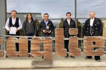 Auf dem Foto von links: Zimmermeister und Bereichsleiter Zimmerei Sanierung Christoph Schmidt, Geschäftsführerin Christine Manz, Geschäftsführer Erwin Taglieber (Bauherr des Projektes), Geschäftsführer Stefan Taglieber, Restaurator im Zimmererhandwerk Armin Prechter (Bauleiter des Projektes) – Foto Taglieber Holzbau GmbH