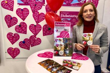 Das Bild zeigt die Flyer zur Aktion an einem Aktionsstand