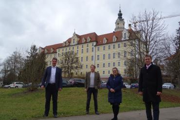 Das Bild zeigt von links nach rechts: Teamleitung Garten- und Landespflege Paul Buss, Abteilungsleitung Lydia Dorn, Fachbereichsleitung Gerhard Schappin, Landrat Stefan Rößle vor dem Kloster Heilig Kreuz
