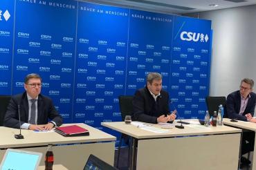 Landrat Stefan Rößle spricht beim Treffen mit Ministerpräsident Markus Söder und dem Generalsekretär der CSU Markus Blume die Probleme der Gesundheitsämter an.