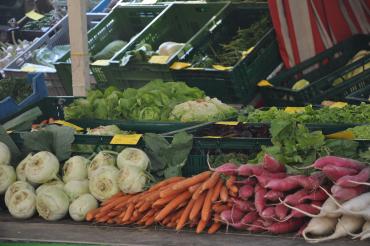 Auf dem Bild sieht man Gemüse auf Tischen.