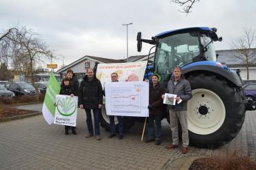 Karlheinz Götz, Kreisobmann BBV Donau-Ries (2. v. l.) und Michael Stiller, Geschäftsführer BBV Donauwörth (r.) mit Betreiber*innen landwirtschaftlicher Betriebe im Landkreis Donau-Ries bei der Kundgebung auf dem Aldi-Parkplatz in Donauwörth. 