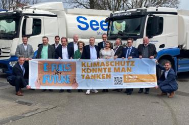 Auf dem Bild zu sehen (von links): Dirk Arne Kurth, Bundesgeschäftsführer UNITI, OB Donauwörth Jürgen Sorre , Kreis-und Bezirksrat und Umweltreferent des Regierungsbezirks Schwaben Albert Riedelsheimer, Matthias Koch Sparkasse Donauwörth, MdL Wolfgang Fackler, Kreisrat Dr. Andreas Becker , Ursula Kneissl-Eder, Kreisrätin und stellv. Landrätin, Unternehmer Manfred Seel mit Frau Ilona, Sparkassendirektor und Vorstandsvorsitzender Sparkasse Donauwörth Johann Natzer, MdB Klaus Ernst, Landrat Stefan Rössle, Pete