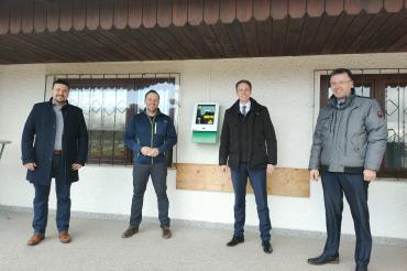 Das Bild zeigt von Links: BGM Christoph Schmidt, Vorstand Bernd Spielberger, Thomas Schwair von der Raiffeisen-Volksbank Donauwörth und Franz Xaver Bach von der Sparkasse Harburg