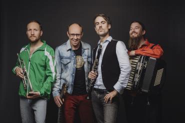 Das Bild zeigt die Künstlergruppe Gankino Circus