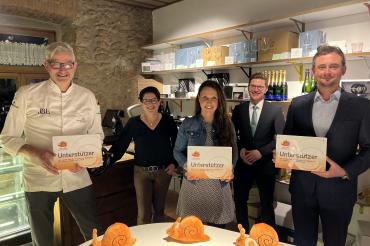 Das Bild zeigt v.l.: Jockl Kaiser (Meyers Keller), Susanne Vierkorn (Stadtmarketingverein Nördlingen ist’s wert), Sarah Eberhardt (Ohne Umweg), Oberbürgermeister David Wittner, Matthias Thienel (Destilla GmbH)