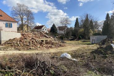 Brachfläche Zeitblomweg 7 mit Schutthaufen