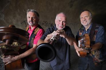 Das Bild zeigt Helmut Eisel & JEM 