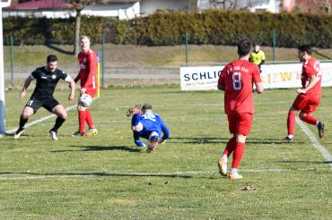 Spielszene eines Fußballspiels, Rains Arif Ekin trifft