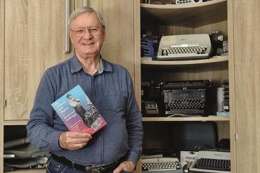 Das Bild zeigt Autor Harald Metz mit seiner Neuveröffentlichung.