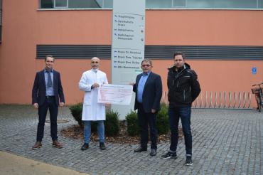 Zu sehen ist die Übergabe des Schecks vor dem Nördlinger Krankenhaus.