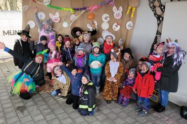 Stolz präsentieren die wilden Tiere ihre Faschingsdekoration im Blossenauer Kräuterhäusl.