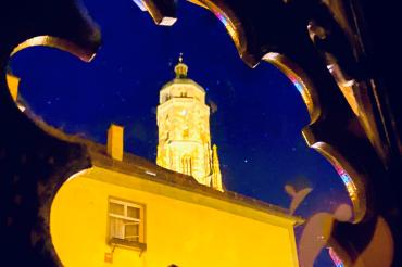 Bild des hell beleuchteten Daniels in Nördlingen.