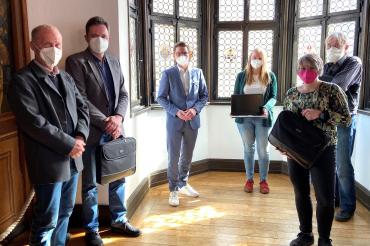 Die Stadt Nördlingen stattet den Ausschuss evangelische Altersarbeit mit vier Laptops aus, um Senioren an die Internetnutzung heranzuführen.