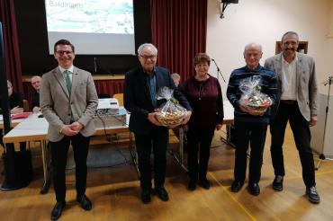 Das Bild zeigt Bürgermeister Wittner, Ortssprecher Thomas Mittring und die drei Geehrten.
