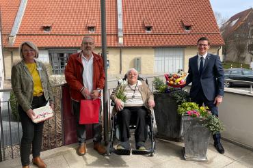 Das Bild zeigtWaltraud Dollmann (vertretende Heimleitung Bürgerheim), Wolfgang Wittmann (Sohn), Helene Wittmann (Jubilarin) und Oberbürgermeister David Wittner