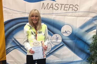 Das Bild zeigt Claudia Koch mit ihrer Siegerurkunde.