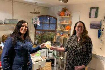 Das Bild zeigt die Spendeübergabe von Romy´s DekoCafe aus Amerbach an die SternenEltern Schwaben