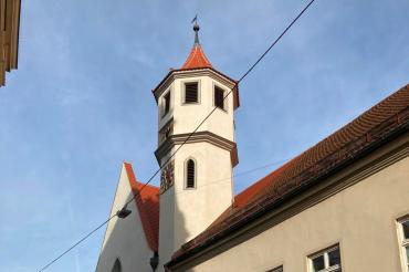 Zu sehen ist die Spitalkirche in Nördlingen.