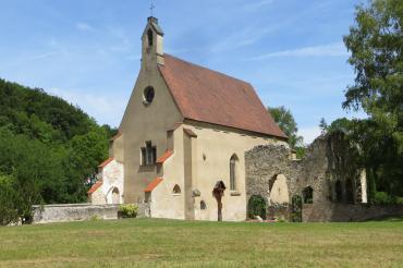 Zu sehen ist die Kirche St. Peter in Christgarten.