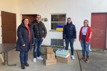 Zu sehen ist die Übergabe der Pakete für die Ukraine. 