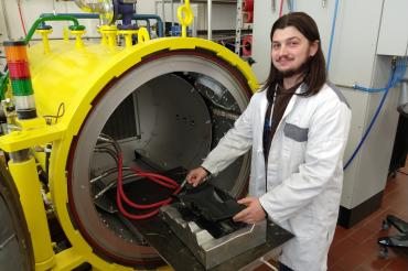 Bild zeigt Mann, der mit technischem Gerät arbeitet.