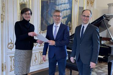 Übergabe der Bestellungs-Urkunde an Gerhard Kilian.