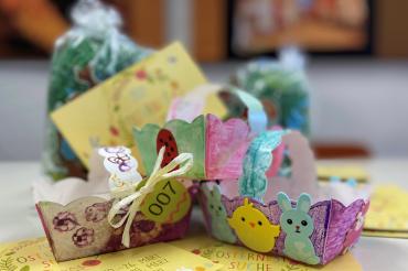 Zu sehen ist ein fertig bemaltes Osterkörbchen.