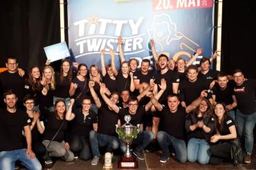 Das Bild zeigt die Heroldinger Jugend nach ihrem Sieg 2018. 