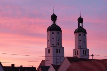 Sonnenuntergang hinter der Wemdinger Kirche.