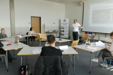 Das Bild zeigt Teilnehmer*innen und Trainer Joachim Auer beim Präsenz-Seminar „Telefontraining für Auszubildende“