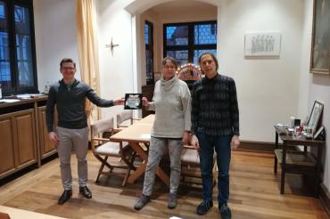 Die Übergabe der Emailletafel in Nördlingen.