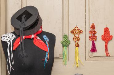 Das Bild zeigt Knöpfe von Rieser Mustertrachten.