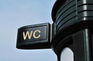 Das Bild zeigt ein WC Schild.