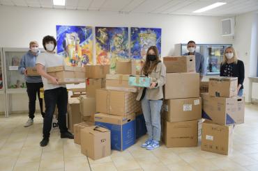 Das Bild zeigt die Schülersprecher Franz Steppich, Elias Harprecht und Annika Bissinger zusammen mit stellvertretendem Schulleiter Christian Sattich und Verbindungslehrerin Daniela Fischer (von links nach rechts) vor dem Verladen der Pakete.