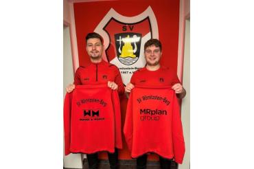 Oliver Wanner (l.) und Lukas Humbauer präsentieren die neuen Trainingsoutfits des SV Wörnitzstein-Berg. 