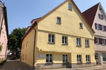 Das Foto zeigt das große Wohnhaus, in dem die WG im ersten Stock zuhause ist.