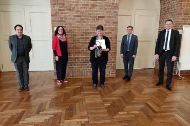 Brigitte Lehenberger auf einem Gruppenfoto mit dem Bundesverdienstkreuz 
